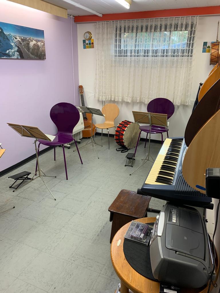 Musikraum mit verschiedenen Instrumenten