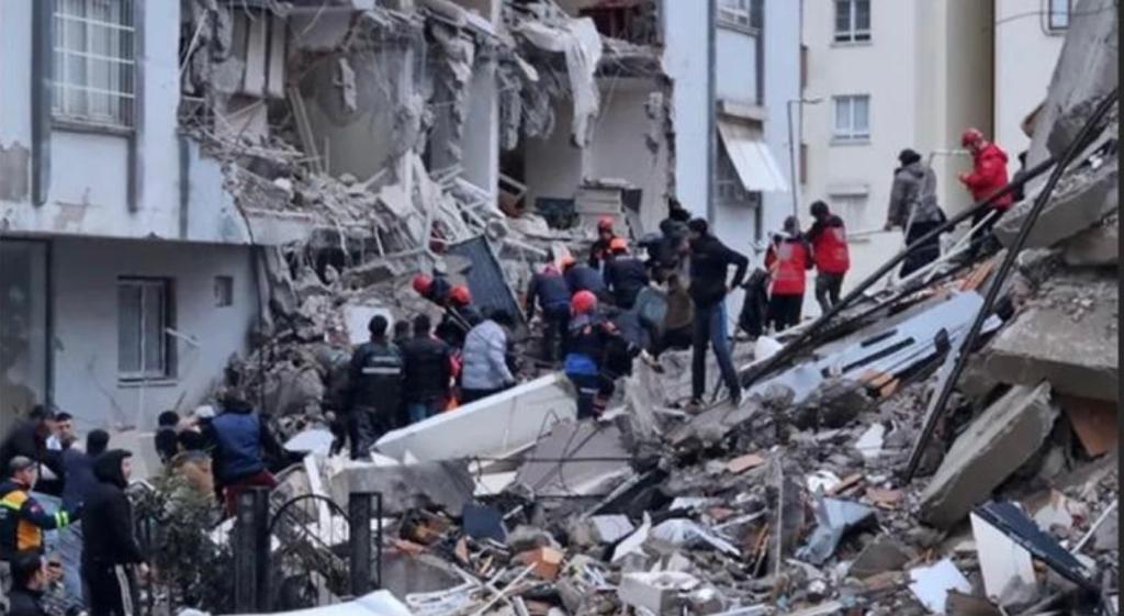 Erdbebenschäden und Rettungsarbeiten